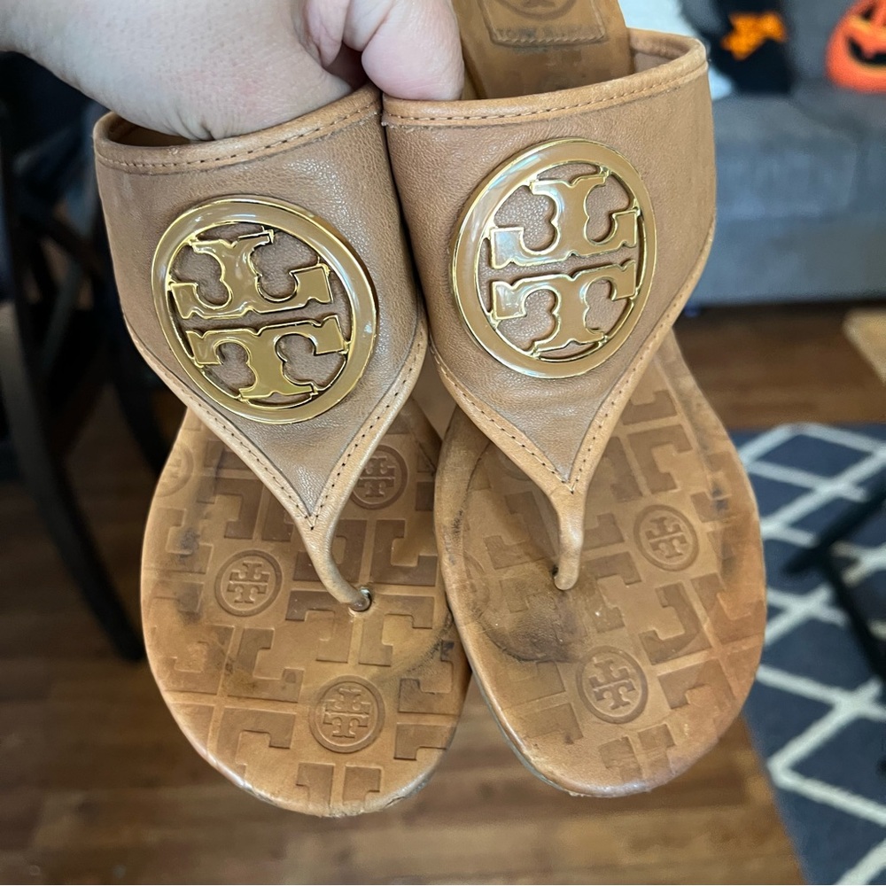 Tory Burch Tan Kitten Heel Sandal Gold Logo Size 8M - Picture 13 of 16